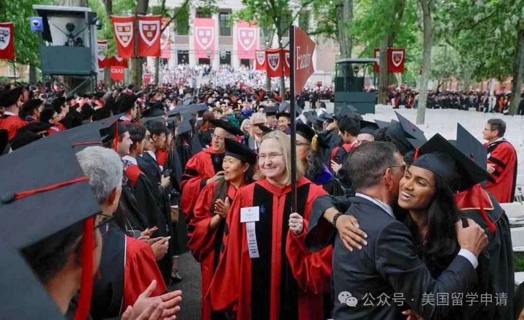 的中国女生蒋雨融来自青岛英高毕业本科就读于杜克j9九游会登录震撼全场！史上首位在哈佛毕业演讲(图1)