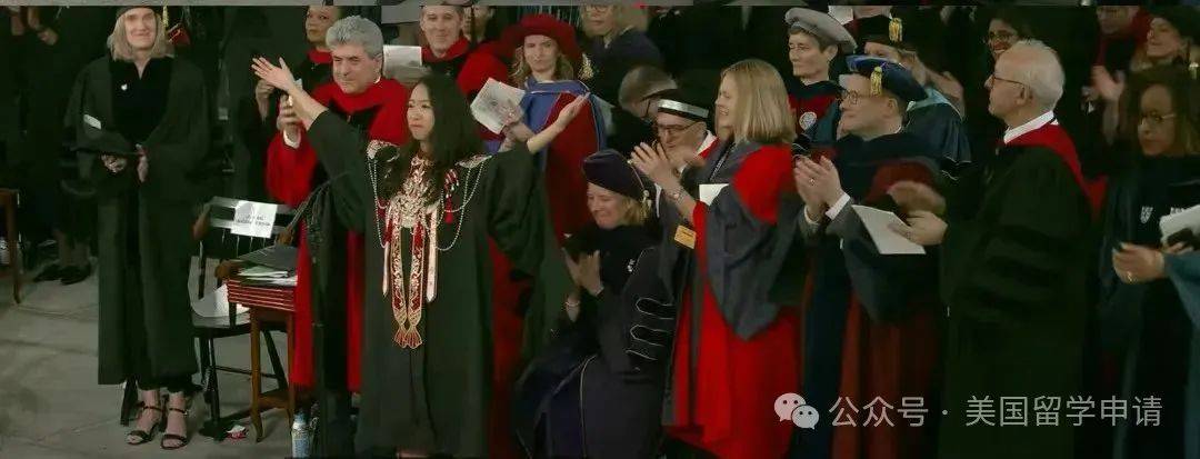 的中国女生蒋雨融来自青岛英高毕业本科就读于杜克j9九游会登录震撼全场！史上首位在哈佛毕业演讲(图2)